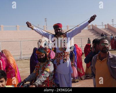 Bikaner Rajasthan, India : 14 gennaio 2018 – uomo di Moustache grande sulla bici di motore al festival di Bikaner, Rajasthan, India. Foto Stock