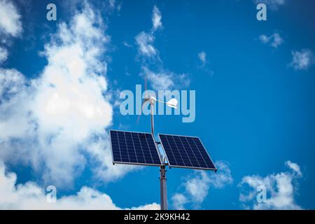 Lampada a energia solare ed eolica. Pannello fotovoltaico e mulino a vento montato sulla lampada stradale Foto Stock