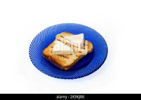 2 triangoli di formaggio su una fetta di pane tostato, su un piatto di vetro blu Foto Stock