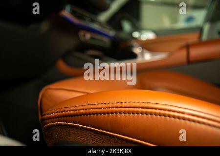 Auto moderna interni. Una parte della pelle sedile di vettura con i  dettagli di cucitura. Interno con il cruscotto. Arancione in pelle  traforata. Dettagli auto. Auto interno Foto stock - Alamy