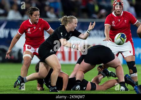 Il Kendra Cocksedge della Nuova Zelanda rilascia la palla durante la partita di finale della Coppa del mondo di rugby femminile al Northland Events Centre di Whangarei, Nuova Zelanda. Data immagine: Sabato 29 ottobre 2022. Foto Stock