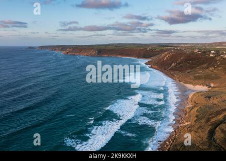 Bella immagine aerea drone paesaggio di Sennen Cove in Cornovaglia al tramonto con cielo mozzafiato Foto Stock