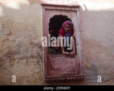 Bikaner Rajasthan, India : 14 gennaio 2018 – Donna indiana che pepa dalla vecchia finestra in palazzo. Foto Stock