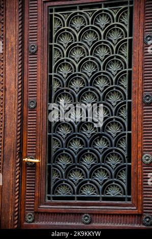Dettagli delle porte in legno e ferro al Renaissance Revival Vienna Opera House in Austria. Foto Stock