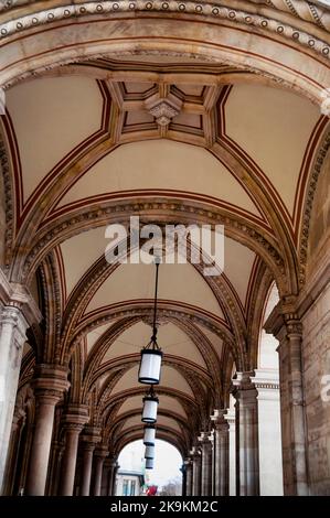 Archi in stile rinascimentale e colonnato a botte al Teatro dell'Opera di Vienna sulla Ringstrasse a Vienna, Austria. Foto Stock