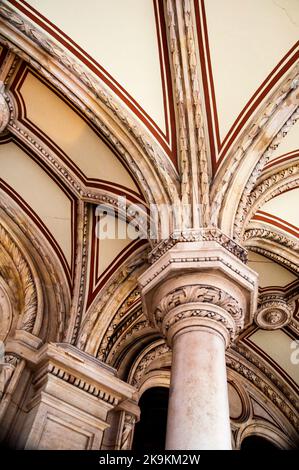 Archi in stile rinascimentale e colonnato a botte al Teatro dell'Opera di Vienna sulla Ringstrasse a Vienna, Austria. Foto Stock