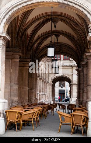 Archi in stile rinascimentale e colonnato a botte al Teatro dell'Opera di Vienna sulla Ringstrasse a Vienna, Austria. Foto Stock
