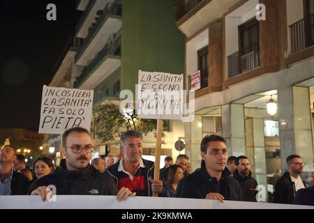 La sezione salernitana del partito politico Fratelli d'Italia si porta in strada per manifestare contro la cattiva gestione della salute in Campania . Foto Stock