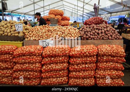 Bucarest, Romania - 4 agosto 2022: Profondità di campo poco profonda (fuoco selettivo) dettagli con uno stand di patate e cipolle nel mercato Obor a Bucarest, Ro Foto Stock