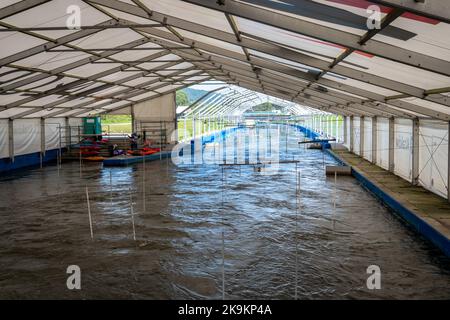 Cracovia, Polonia - 27th agosto 2022: Inizio della pista di canoening delle acque bianche a Cracovia. Grande tenda dove il canoista si sta preparando per l'inizio. spo estrema Foto Stock