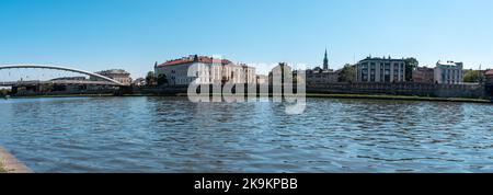 Vista panoramica (vista attraverso il fiume Vistola) sul quartiere di Cracovia stare Podgorze e la passerella di Padre Bernatek. Bella, giornata di sole nel hist Foto Stock