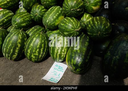 Bucarest, Romania - 4 agosto 2022: Profondità di campo poco profonda (fuoco selettivo) dettagli con cocomeri rossi in vendita in uno stand nel mercato Obor a Buha Foto Stock