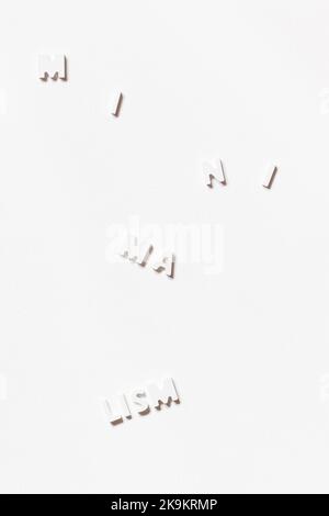 Minimalismo - immagine concettuale con lettere su sfondo bianco. Fotografia in bianco e nero Foto Stock