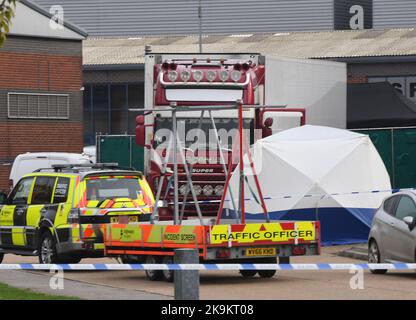 RITRASMESSO MODIFICA NOME ALLA LUCE DI NUOVE INFORMAZIONI DALLA POLIZIA ESSEX file foto del 23/10/2019 di attività di polizia al Waterglade Industrial Park a Grays, Essex, dopo che 39 corpi sono stati trovati all'interno di un container camion sul parco industriale. Un uomo è stato accusato di omicidio e fa parte di una cospirazione che ha portato alla morte di 39 cittadini vietnamiti trovati morti in un camion in Essex. I corpi delle vittime sono stati scoperti sul retro del rimorchio autocarro, che era stato trasportato in traghetto da Zeebrugge in Belgio a Purfleet all'inizio del 23 ottobre 2019. Marius Mihai Draghici, 4 Foto Stock