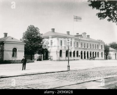 Stazione di Karlskrona dal lato della strada. La ferrovia Karlskrona - Växjö è stata aperta al traffico pubblico nel 1874. Nello stesso anno, le case di stazione sono state completate su due piani. Il cortile è stato progettato in modo da avere spazio per cinque piste. La modernizzazione della stazione ha avuto luogo nel 1946. La stazione fu chiamata Karlskrona Central nel periodo 1.9.1954-1,9.1957. Foto Stock