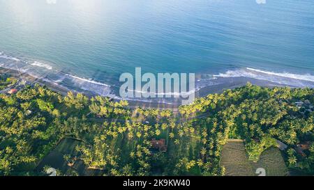 Questa fotografia è stata scattata con una fotocamera professionale a droni, che cattura la bellezza del paesaggio da una prospettiva davvero elevata. Foto Stock