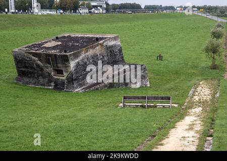 Nieuwegein, Paesi Bassi - 05 ottobre 2022: Nuova linea idrica olandese (Waterlinie - VIS Casemate Vreeswijk Est). Va dal Zuiderzee (vicino a Muiden) al D. Foto Stock