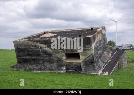 Nieuwegein, Paesi Bassi - 05 ottobre 2022: Nuova linea idrica olandese (Waterlinie - VIS Casemate Vreeswijk Est). Va dal Zuiderzee (vicino a Muiden) al D. Foto Stock