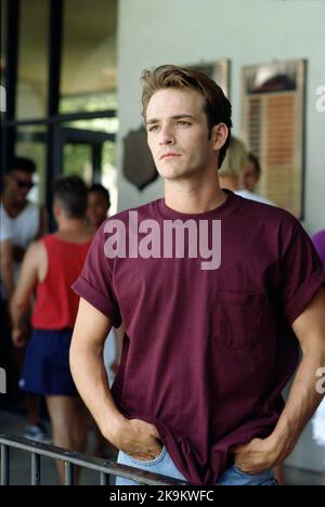 LUKE PERRY IN BEVERLY HILLS,90210 (1990), DIRETTO DA JASON PRIESTLEY, DANIEL ATTIAS, DAVID SEMEL E MICHAEL LANGE. Credit: Spelling Television / 90210 Productions / Album Foto Stock