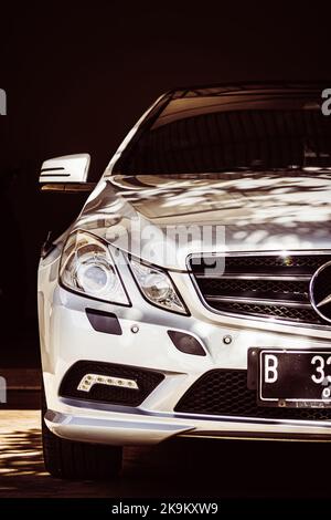 Questa fotografia è stata scattata con una fotocamera professionale a droni, che cattura la bellezza del paesaggio da una prospettiva davvero elevata. Foto Stock