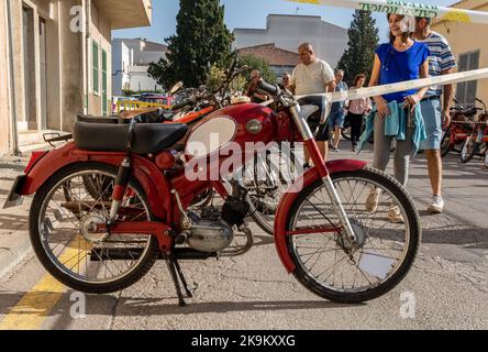 Felanitx, Spagna; 23 2022 ottobre: Fiera annuale della paprika nella città maiorchina di Felanitx. Mostra di strada di motocicli classici. Mostra di Derbi Foto Stock