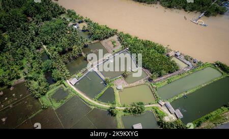 Questa fotografia è stata scattata con una fotocamera professionale a droni, che cattura la bellezza del paesaggio da una prospettiva davvero elevata. Foto Stock