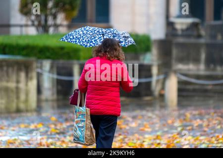 Preston, Lancashire. Meteo nel Regno Unito. 29th ottobre 2022. Freddo bagnato drizzly scuro Autunno giorno nel centro della città. Pericolo di foglie scivolose su marciapiedi e superfici e marciapiedi pericolosi. Credit; MediaWorldImages/AlamyLiveNews Foto Stock