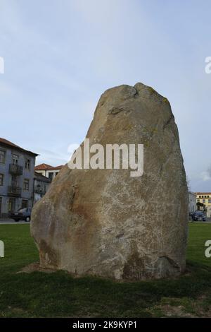 Pietra segnaletica presso l'estuario del fiume Ave a Vila do Conde, Foto Stock