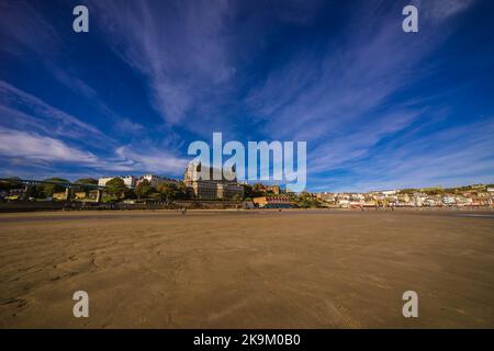 Si affaccia sulla spiaggia di sabbia di Scarborough verso i vari edifici sul lungomare. Foto Stock