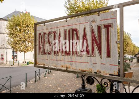 Barbezieux, 25th 2022 ottobre: Segnaletica tipica francese per ristoranti Foto Stock
