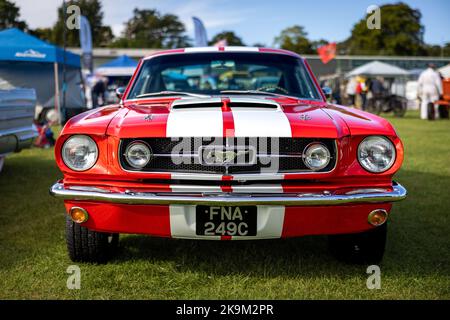 1965 Ford Mustang 289 Fastback, in mostra al Race Day Airshow tenutosi a Shuttleworth il 2nd ottobre 2022 Foto Stock