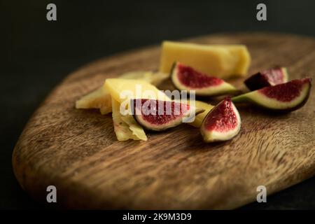 affettato fichi su un asse di legno Foto Stock