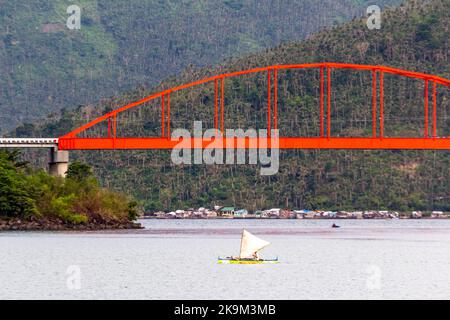 Il ponte rosso che collega la provincia di Biliran e Leyte, Filippine Foto Stock