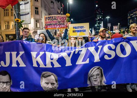 Varsavia, Polonia. 28th Ott 2022. I manifestanti marciano per le strade tenendo cartelloni e uno striscione durante lo Sciopero di crisi a Varsavia. Centinaia di manifestanti hanno marciato per le strade di Varsavia in una manifestazione contro la politica del governo relativa agli elevati prezzi dell'energia e alla dipendenza dai combustibili fossili dalla Russia, alla crisi dell'inflazione e ai profitti crescenti delle imprese energetiche. Credit: SOPA Images Limited/Alamy Live News Foto Stock