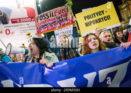 Varsavia, Polonia. 28th Ott 2022. I manifestanti marciano per le strade tenendo cartelloni e uno striscione durante lo Sciopero di crisi a Varsavia. Centinaia di manifestanti hanno marciato per le strade di Varsavia in una manifestazione contro la politica del governo relativa agli elevati prezzi dell'energia e alla dipendenza dai combustibili fossili dalla Russia, alla crisi dell'inflazione e ai profitti crescenti delle imprese energetiche. Credit: SOPA Images Limited/Alamy Live News Foto Stock