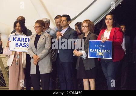 Playa Vista, Stati Uniti. 28th Ott 2022. Politico americano/Rappresentante degli Stati Uniti Karen Bass (D-CA) sul palco al candidato Mayoral di Los Angeles Karen Bass GOTV Rally con il senatore americano Bernie Sanders ospitato dal California Working Families Party tenutosi presso il Playa Vista Central Park Bandshell il 27 ottobre 2022 a Playa Vista, Los Angeles, California, Stati Uniti. Credit: Image Press Agency/Alamy Live News Foto Stock