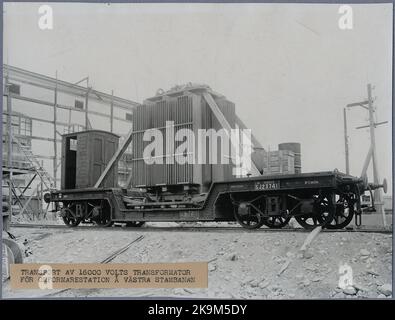 Trasporto di un trasformatore da 16000 volt per la stazione di conversione sulla linea principale occidentale. State Railways, SJ Q1 23741. Foto Stock