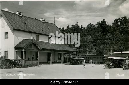 Stazione di Spånga. Ferrovia Stoccolma-Västerås-Bergslagen, SWB. La stazione è stata inaugurata nel 15/12 1876. Nel 1908 fu costruita una nuova casa di stazione che fu demolita nel 1975 e sostituita da un edificio in lamiera. Nel 2004 è stata costruita una nuova casa di stazione. Dal 1969, Spånga è solo una stazione ferroviaria per pendolari. Foto Stock