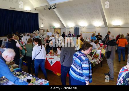 Smarden, Kent, Regno Unito. 29 ottobre 2022. In una mattinata luminosa e solita di ottobre gli abitanti del villaggio di Smarden sostengono una fiera di Natale di beneficenza con prodotti e artigianato locali che vengono venduti o raffled per buona causa. Photo Credit: Paul Lawrenson/Alamy Live News Foto Stock