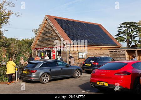 Smarden, Kent, Regno Unito. 29 ottobre 2022. In una mattinata luminosa e solita di ottobre gli abitanti del villaggio di Smarden sostengono una fiera di Natale di beneficenza con prodotti e artigianato locali che vengono venduti o raffled per buona causa. Negozio della comunità locale. Photo Credit: Paul Lawrenson/Alamy Live News Foto Stock