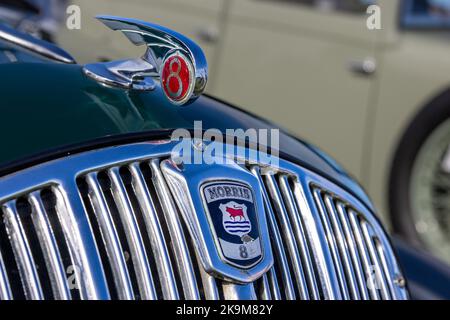 1939 Morris Eight Series e Hood Ornement, in mostra al Race Day Airshow tenutosi a Shuttleworth il 2nd ottobre 2022 Foto Stock