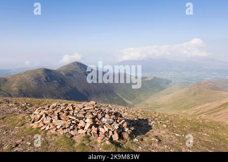 Grisedale Pike dalla cima del colle roccioso nel Lake District inglese Foto Stock