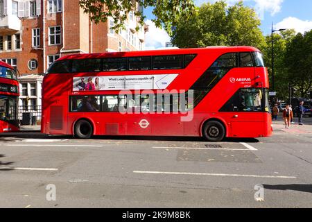 Gli autobus a due piani, con persone, partono dalla stazione di Euston e si immettono su Euston Road, Londra. Foto Stock