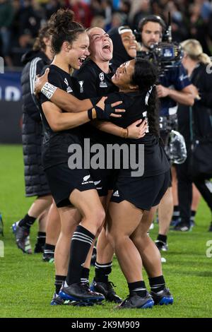 Ruby Tui, Renee Holmes e Ayesha Leti-l'iga della Nuova Zelanda celebrano la vittoria dopo il quarto incontro di finale della Coppa del mondo di rugby femminile al Northland Events Centre di Whangarei, Nuova Zelanda. Data immagine: Sabato 29 ottobre 2022. Foto Stock