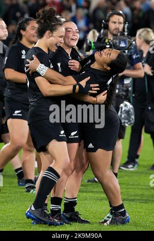 Ruby Tui, Renee Holmes e Ayesha Leti-l'iga della Nuova Zelanda celebrano la vittoria dopo il quarto incontro di finale della Coppa del mondo di rugby femminile al Northland Events Centre di Whangarei, Nuova Zelanda. Data immagine: Sabato 29 ottobre 2022. Foto Stock