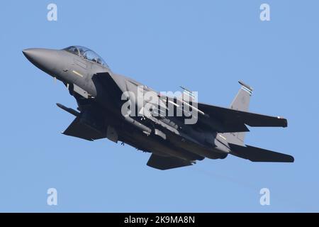 F-15E dalla 48th Fighter Wing a RAF Lakenheath che supera la pista. Foto Stock