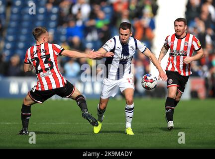 Jed Wallace (al centro) di West Bromwich, Albion, batte per la palla con ben Osborn (a sinistra) e John Fleck di Sheffield United durante la partita del campionato Sky Bet agli Hawthorns, West Bromwich. Data immagine: Sabato 29 ottobre 2022. Foto Stock