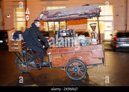 Varsavia, Polonia. 28th Ott 2022. Un commerciante di caffè su una moto da caffè mobile è visto a Varsavia, Polonia, il 28 ottobre 2022. (Foto di Jaap Arriens/Sipa USA) Credit: Sipa USA/Alamy Live News Foto Stock