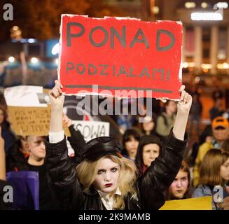 Varsavia, Polonia. 28th Ott 2022. I manifestanti si fanno carico di segnali mentre prendono parte allo "colpo di crisi”, una manifestazione contro la passività del governo polacco di fronte alle sfide legate alla guerra nella vicina Ucraina, alla crisi energetica e alla crisi climatica a Varsavia (Polonia) il 28 ottobre 2022. Diverse centinaia di persone, tra cui i membri del sindacato agricolo Agro Unia e Greenpeace, hanno marciato nel centro della città. (Foto di Jaap Arriens/Sipa USA) Credit: Sipa USA/Alamy Live News Foto Stock