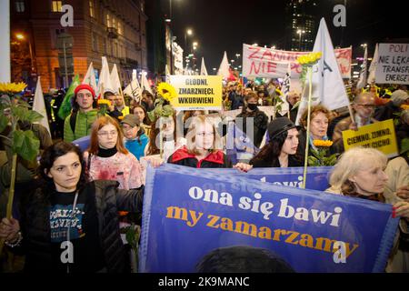 Varsavia, Polonia. 28th Ott 2022. I manifestanti si fanno carico di segnali mentre prendono parte allo "colpo di crisi”, una manifestazione contro la passività del governo polacco di fronte alle sfide legate alla guerra nella vicina Ucraina, alla crisi energetica e alla crisi climatica a Varsavia (Polonia) il 28 ottobre 2022. Diverse centinaia di persone, tra cui i membri del sindacato agricolo Agro Unia e Greenpeace, hanno marciato nel centro della città. (Foto di Jaap Arriens/Sipa USA) Credit: Sipa USA/Alamy Live News Foto Stock